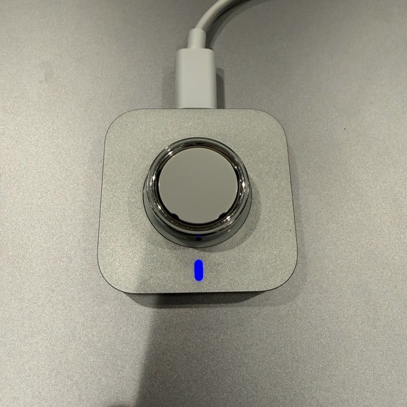 Oura Ring with Charger - Picture 4 of 4